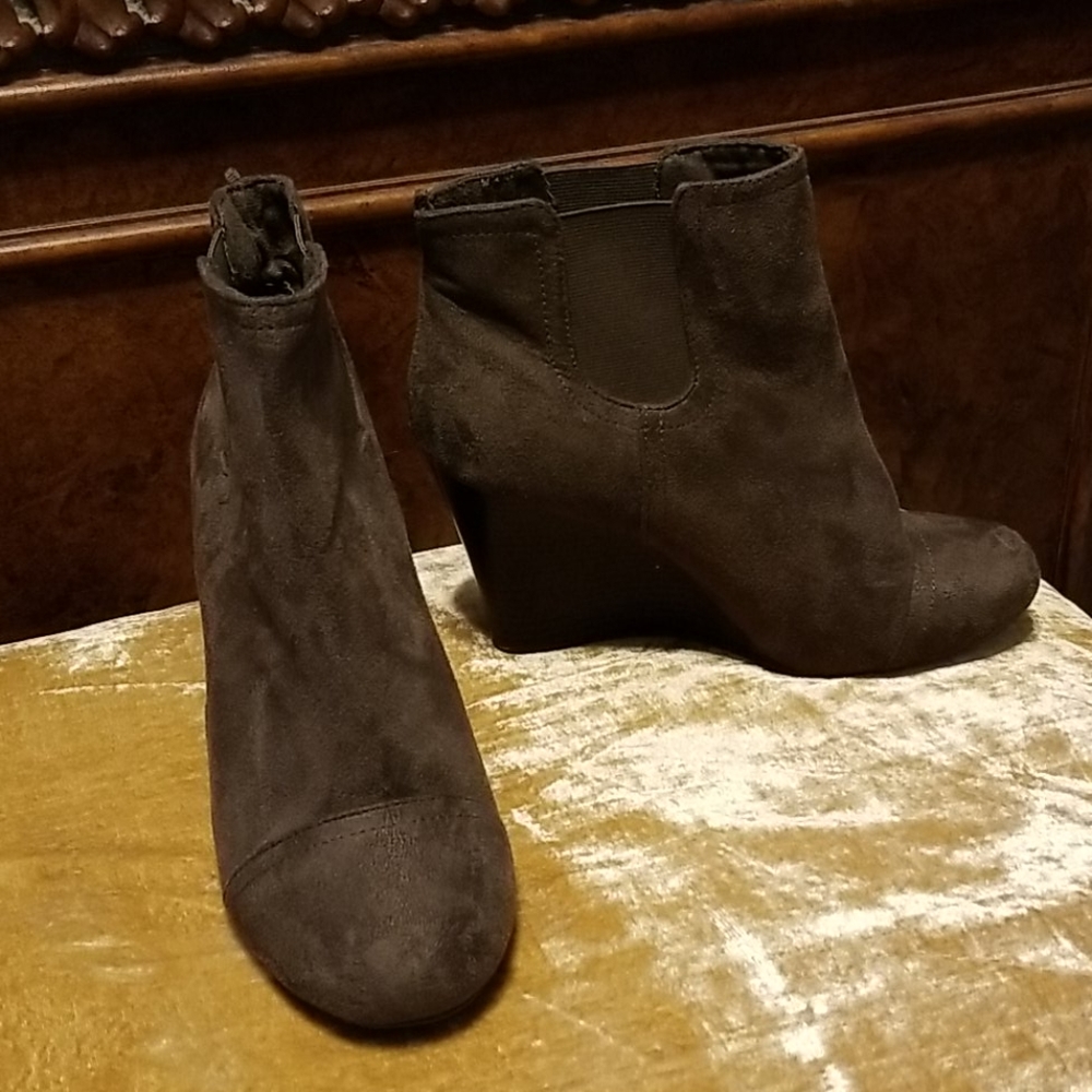 Old navy army green wedged booties size 9